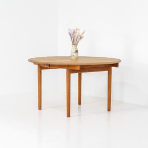 Magnificent PP70 extendable dining table by Hans J. Wegner for PP Møbler (Denmark, 1960s). This important and collectible piece designed by Hans J. Wegner, the grandmaster himself, is crafted out of solid oak and combines an extendable round tabletop with slender, slightly tapering legs. With two additional extensions, the length of the pp70 table can be increased up to 230 cm. Therefore, it makes an excellent choice for both small and large families. It’s in great condition with some slight color differences between the table top and the extension plates due to different UV exposures.