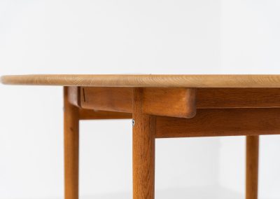 Magnificent PP70 extendable dining table by Hans J. Wegner for PP Møbler (Denmark, 1960s). This important and collectible piece designed by Hans J. Wegner, the grandmaster himself, is crafted out of solid oak and combines an extendable round tabletop with slender, slightly tapering legs. With two additional extensions, the length of the pp70 table can be increased up to 230 cm. Therefore, it makes an excellent choice for both small and large families. It’s in great condition with some slight color differences between the table top and the extension plates due to different UV exposures.