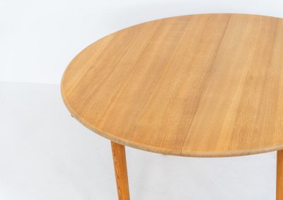 Magnificent PP70 extendable dining table by Hans J. Wegner for PP Møbler (Denmark, 1960s). This important and collectible piece designed by Hans J. Wegner, the grandmaster himself, is crafted out of solid oak and combines an extendable round tabletop with slender, slightly tapering legs. With two additional extensions, the length of the pp70 table can be increased up to 230 cm. Therefore, it makes an excellent choice for both small and large families. It’s in great condition with some slight color differences between the table top and the extension plates due to different UV exposures.
