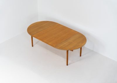 Magnificent PP70 extendable dining table by Hans J. Wegner for PP Møbler (Denmark, 1960s). This important and collectible piece designed by Hans J. Wegner, the grandmaster himself, is crafted out of solid oak and combines an extendable round tabletop with slender, slightly tapering legs. With two additional extensions, the length of the pp70 table can be increased up to 230 cm. Therefore, it makes an excellent choice for both small and large families. It’s in great condition with some slight color differences between the table top and the extension plates due to different UV exposures.