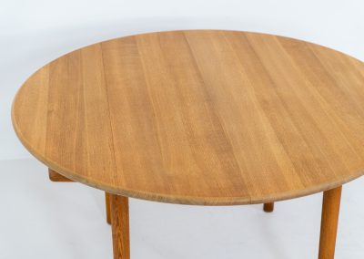 Magnificent PP70 extendable dining table by Hans J. Wegner for PP Møbler (Denmark, 1960s). This important and collectible piece designed by Hans J. Wegner, the grandmaster himself, is crafted out of solid oak and combines an extendable round tabletop with slender, slightly tapering legs. With two additional extensions, the length of the pp70 table can be increased up to 230 cm. Therefore, it makes an excellent choice for both small and large families. It’s in great condition with some slight color differences between the table top and the extension plates due to different UV exposures.