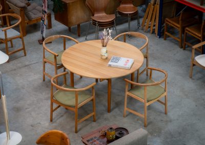 Magnificent PP70 extendable dining table by Hans J. Wegner for PP Møbler (Denmark, 1960s). This important and collectible piece designed by Hans J. Wegner, the grandmaster himself, is crafted out of solid oak and combines an extendable round tabletop with slender, slightly tapering legs. With two additional extensions, the length of the pp70 table can be increased up to 230 cm. Therefore, it makes an excellent choice for both small and large families. It’s in great condition with some slight color differences between the table top and the extension plates due to different UV exposures.