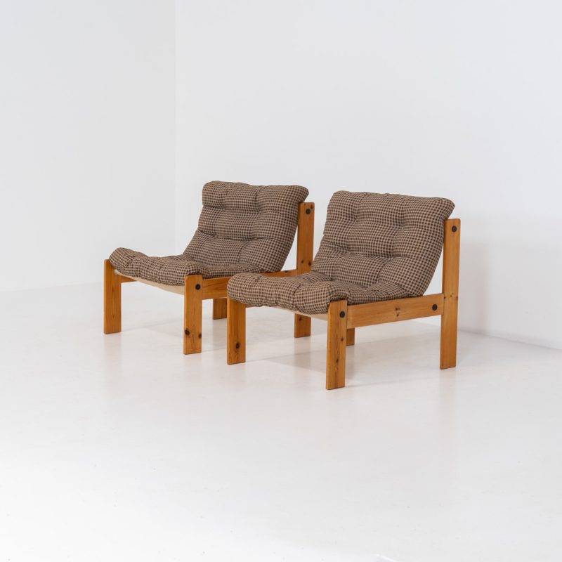 Pair of “Neapel” lounge chairs in pine (Sweden, 1960s). These funky lounge chairs have a light weight solid pine frame and the original brown patterned upholstery. The pair is in splendid condition.