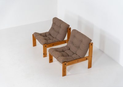 Pair of “Neapel” lounge chairs in pine (Sweden, 1960s). These funky lounge chairs have a light weight solid pine frame and the original brown patterned upholstery. The pair is in splendid condition.