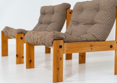 Pair of “Neapel” lounge chairs in pine (Sweden, 1960s). These funky lounge chairs have a light weight solid pine frame and the original brown patterned upholstery. The pair is in splendid condition.