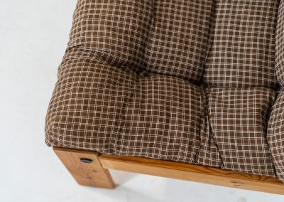 Pair of “Neapel” lounge chairs in pine (Sweden, 1960s). These funky lounge chairs have a light weight solid pine frame and the original brown patterned upholstery. The pair is in splendid condition.