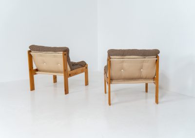 Pair of “Neapel” lounge chairs in pine (Sweden, 1960s). These funky lounge chairs have a light weight solid pine frame and the original brown patterned upholstery. The pair is in splendid condition.
