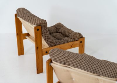 Pair of “Neapel” lounge chairs in pine (Sweden, 1960s). These funky lounge chairs have a light weight solid pine frame and the original brown patterned upholstery. The pair is in splendid condition.