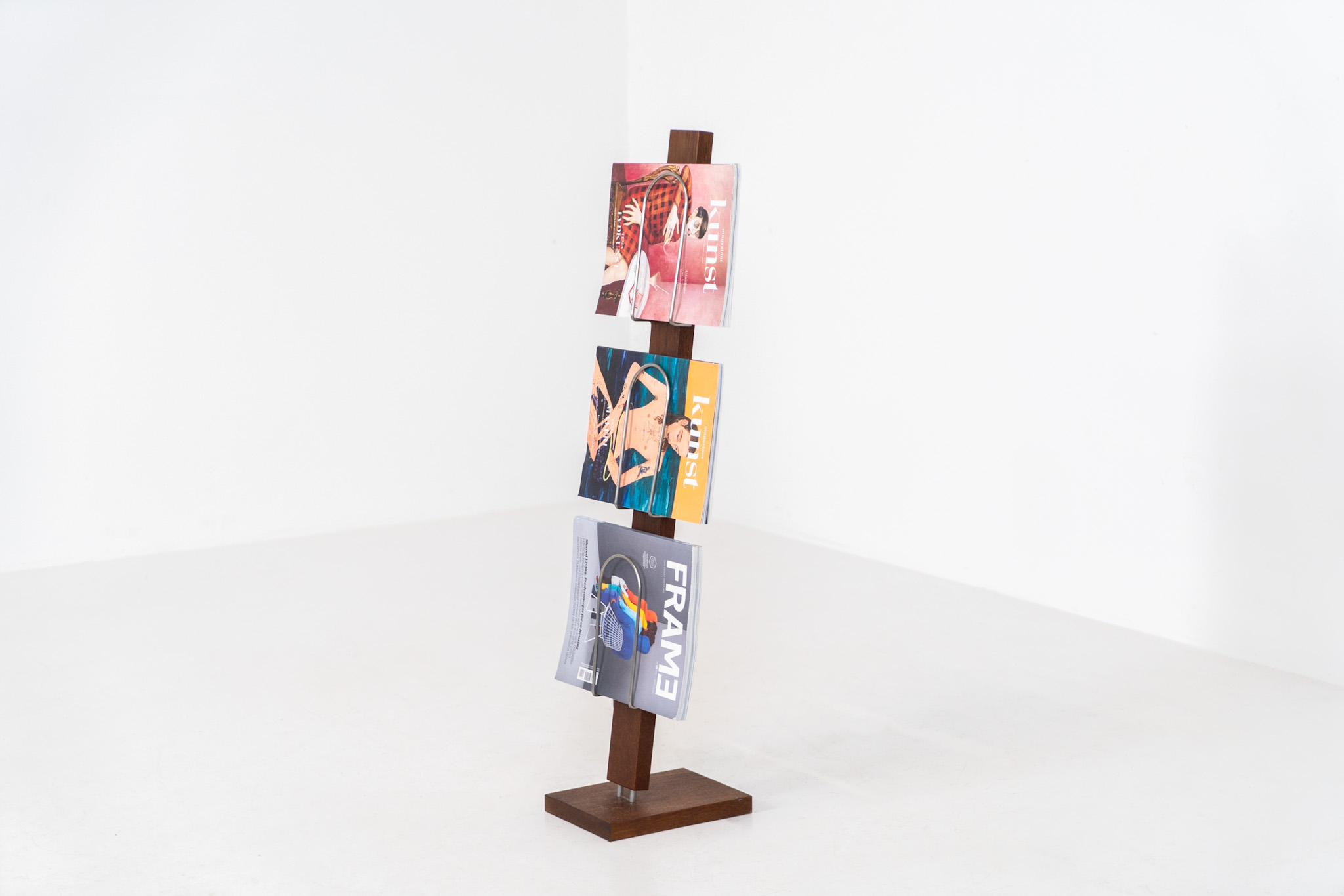 Vintage magazine holder in solid teak (Denmark, 1960s). This rarely seen item features a compact and clean vertical design, made to showcase slim books or magazines. It’s crafted with solid teak and chromed metal supports & joinery. In very good condition.