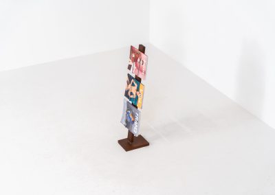 Vintage magazine holder in solid teak (Denmark, 1960s). This rarely seen item features a compact and clean vertical design, made to showcase slim books or magazines. It’s crafted with solid teak and chromed metal supports & joinery. In very good condition.