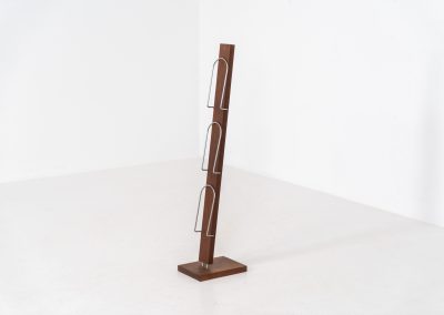 Vintage magazine holder in solid teak (Denmark, 1960s). This rarely seen item features a compact and clean vertical design, made to showcase slim books or magazines. It’s crafted with solid teak and chromed metal supports & joinery. In very good condition.