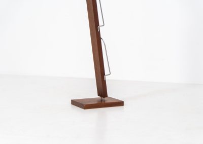 Vintage magazine holder in solid teak (Denmark, 1960s). This rarely seen item features a compact and clean vertical design, made to showcase slim books or magazines. It’s crafted with solid teak and chromed metal supports & joinery. In very good condition.