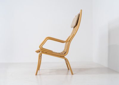 Albert chair by Finn Ostergaard for Skipper (Denmark, 1970s). A beautiful and sculptural armchair that consists of a beech bentwood frame, a woven canvas-strap webbing and an adjustable canvas headrest, finished with leather details. In good condition with a nice patina on the straps & canvas.