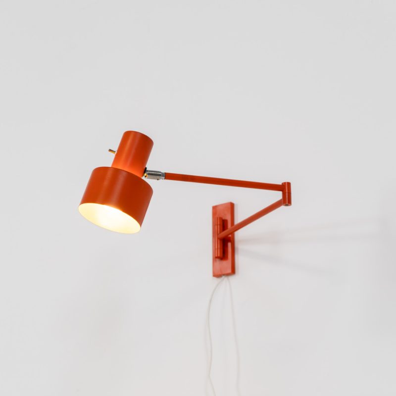 Orange “Skala” wall lamp by Jo Hammerborg for Fog & Mørup (Denmark, 1960s). An beautiful example of Scandinavian modernism, offering versatile lighting options thanks to its three pivoting points that allow you to adjust its position to suit your needs perfectly. The orange version of this piece is rarely seen, and a true eye catcher. The lamp is in good vintage condition with some visible using traces and small scuffs in the lacquer, as shown on the pictures.