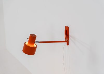 Orange “Skala” wall lamp by Jo Hammerborg for Fog & Mørup (Denmark, 1960s). An beautiful example of Scandinavian modernism, offering versatile lighting options thanks to its three pivoting points that allow you to adjust its position to suit your needs perfectly. The orange version of this piece is rarely seen, and a true eye catcher. The lamp is in good vintage condition with some visible using traces and small scuffs in the lacquer, as shown on the pictures.
