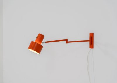 Orange “Skala” wall lamp by Jo Hammerborg for Fog & Mørup (Denmark, 1960s). An beautiful example of Scandinavian modernism, offering versatile lighting options thanks to its three pivoting points that allow you to adjust its position to suit your needs perfectly. The orange version of this piece is rarely seen, and a true eye catcher. The lamp is in good vintage condition with some visible using traces and small scuffs in the lacquer, as shown on the pictures.