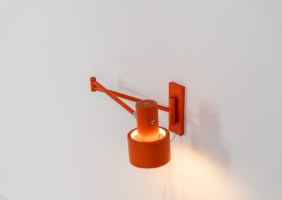Orange “Skala” wall lamp by Jo Hammerborg for Fog & Mørup (Denmark, 1960s). An beautiful example of Scandinavian modernism, offering versatile lighting options thanks to its three pivoting points that allow you to adjust its position to suit your needs perfectly. The orange version of this piece is rarely seen, and a true eye catcher. The lamp is in good vintage condition with some visible using traces and small scuffs in the lacquer, as shown on the pictures.