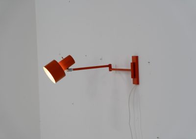 Orange “Skala” wall lamp by Jo Hammerborg for Fog & Mørup (Denmark, 1960s). An beautiful example of Scandinavian modernism, offering versatile lighting options thanks to its three pivoting points that allow you to adjust its position to suit your needs perfectly. The orange version of this piece is rarely seen, and a true eye catcher. The lamp is in good vintage condition with some visible using traces and small scuffs in the lacquer, as shown on the pictures.