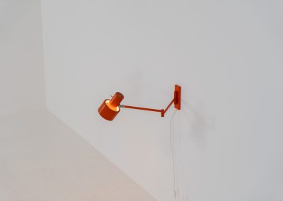 Orange “Skala” wall lamp by Jo Hammerborg for Fog & Mørup (Denmark, 1960s). An beautiful example of Scandinavian modernism, offering versatile lighting options thanks to its three pivoting points that allow you to adjust its position to suit your needs perfectly. The orange version of this piece is rarely seen, and a true eye catcher. The lamp is in good vintage condition with some visible using traces and small scuffs in the lacquer, as shown on the pictures.