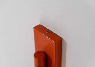 Orange “Skala” wall lamp by Jo Hammerborg for Fog & Mørup (Denmark, 1960s). An beautiful example of Scandinavian modernism, offering versatile lighting options thanks to its three pivoting points that allow you to adjust its position to suit your needs perfectly. The orange version of this piece is rarely seen, and a true eye catcher. The lamp is in good vintage condition with some visible using traces and small scuffs in the lacquer, as shown on the pictures.