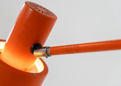 Orange “Skala” wall lamp by Jo Hammerborg for Fog & Mørup (Denmark, 1960s). An beautiful example of Scandinavian modernism, offering versatile lighting options thanks to its three pivoting points that allow you to adjust its position to suit your needs perfectly. The orange version of this piece is rarely seen, and a true eye catcher. The lamp is in good vintage condition with some visible using traces and small scuffs in the lacquer, as shown on the pictures.