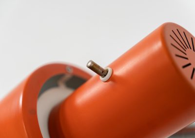 Orange “Skala” wall lamp by Jo Hammerborg for Fog & Mørup (Denmark, 1960s). An beautiful example of Scandinavian modernism, offering versatile lighting options thanks to its three pivoting points that allow you to adjust its position to suit your needs perfectly. The orange version of this piece is rarely seen, and a true eye catcher. The lamp is in good vintage condition with some visible using traces and small scuffs in the lacquer, as shown on the pictures.