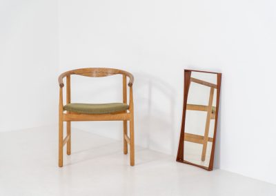 Elegant Mid-Century wall mirror by M.J. Spejle (Denmark, 1960s). Featuring a beautiful organic frame in solid teak and oak corner joints. In very good condition and markt by manufacturer. Make sure to check out the dimensions as it’s not a very big mirror.