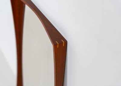 Elegant Mid-Century wall mirror by M.J. Spejle (Denmark, 1960s). Featuring a beautiful organic frame in solid teak and oak corner joints. In very good condition and markt by manufacturer. Make sure to check out the dimensions as it’s not a very big mirror.