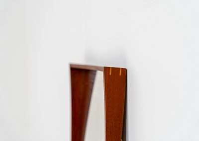 Elegant Mid-Century wall mirror by M.J. Spejle (Denmark, 1960s). Featuring a beautiful organic frame in solid teak and oak corner joints. In very good condition and markt by manufacturer. Make sure to check out the dimensions as it’s not a very big mirror.