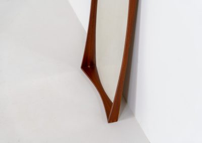 Elegant Mid-Century wall mirror by M.J. Spejle (Denmark, 1960s). Featuring a beautiful organic frame in solid teak and oak corner joints. In very good condition and markt by manufacturer. Make sure to check out the dimensions as it’s not a very big mirror.