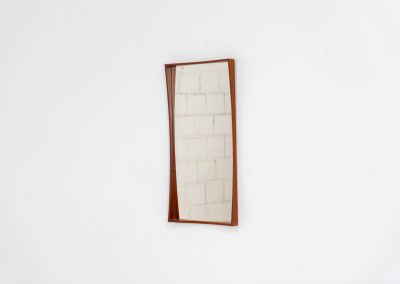 Elegant Mid-Century wall mirror by M.J. Spejle (Denmark, 1960s). Featuring a beautiful organic frame in solid teak and oak corner joints. In very good condition and markt by manufacturer. Make sure to check out the dimensions as it’s not a very big mirror.