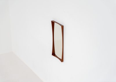 Elegant Mid-Century wall mirror by M.J. Spejle (Denmark, 1960s). Featuring a beautiful organic frame in solid teak and oak corner joints. In very good condition and markt by manufacturer. Make sure to check out the dimensions as it’s not a very big mirror.