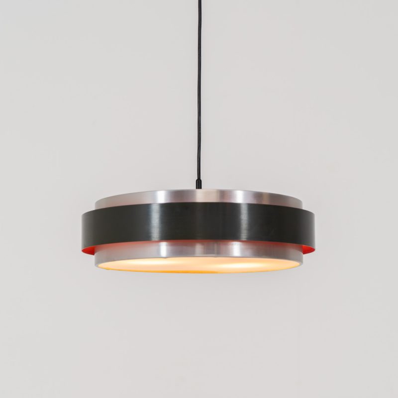 “Sera” pendant light by Jo Hammerborg for Fog & Mørup (Denmark, 1960s). A wonderful example of Danish modernism! This Sera pendel has a sleek, timeless and stunning appearance. Crafted with two brushed aluminium shades, a black lacquered halo and an acrylic light diffuser. The inside of the halo is lacquered in pink, which gives that extra dimension in the light dispersion when turned on. The lamp is in very good vintage condition!