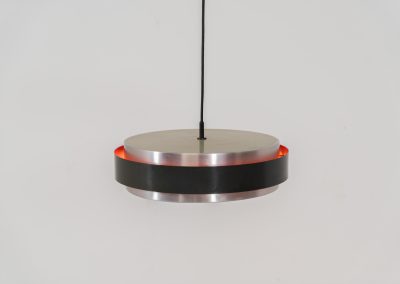 “Sera” pendant light by Jo Hammerborg for Fog & Mørup (Denmark, 1960s). A wonderful example of Danish modernism! This Sera pendel has a sleek, timeless and stunning appearance. Crafted with two brushed aluminium shades, a black lacquered halo and an acrylic light diffuser. The inside of the halo is lacquered in pink, which gives that extra dimension in the light dispersion when turned on. The lamp is in very good vintage condition!