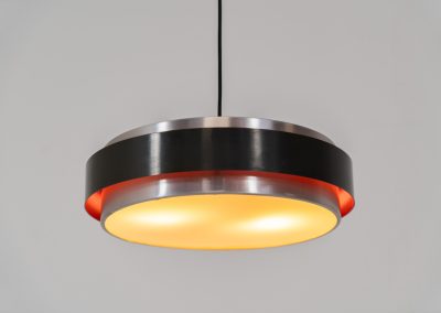 “Sera” pendant light by Jo Hammerborg for Fog & Mørup (Denmark, 1960s). A wonderful example of Danish modernism! This Sera pendel has a sleek, timeless and stunning appearance. Crafted with two brushed aluminium shades, a black lacquered halo and an acrylic light diffuser. The inside of the halo is lacquered in pink, which gives that extra dimension in the light dispersion when turned on. The lamp is in very good vintage condition!