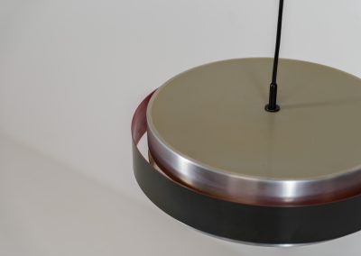 “Sera” pendant light by Jo Hammerborg for Fog & Mørup (Denmark, 1960s). A wonderful example of Danish modernism! This Sera pendel has a sleek, timeless and stunning appearance. Crafted with two brushed aluminium shades, a black lacquered halo and an acrylic light diffuser. The inside of the halo is lacquered in pink, which gives that extra dimension in the light dispersion when turned on. The lamp is in very good vintage condition!