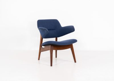 Beautiful “Pinguin” armchair by Louis van Teeffelen for Wébé (The Netherlands, 1950s). This stunning and organically shaped chair features a solid teak frame and very comfortable cushions. It was recently reupholstered in a vivid blue color and is in very good condition with only minimal wear on the armrests.