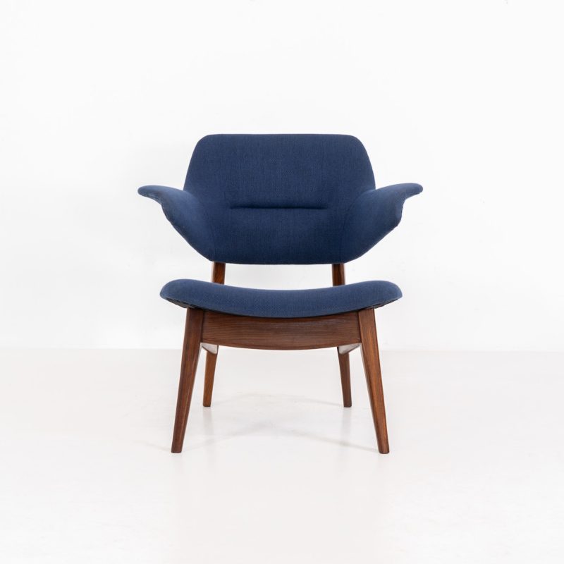Beautiful “Pinguin” armchair by Louis van Teeffelen for Wébé (The Netherlands, 1950s). This stunning and organically shaped chair features a solid teak frame and very comfortable cushions. It was recently reupholstered in a vivid blue color and is in very good condition with only minimal wear on the armrests.