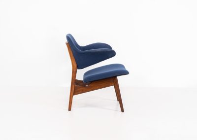 Beautiful “Pinguin” armchair by Louis van Teeffelen for Wébé (The Netherlands, 1950s). This stunning and organically shaped chair features a solid teak frame and very comfortable cushions. It was recently reupholstered in a vivid blue color and is in very good condition with only minimal wear on the armrests.