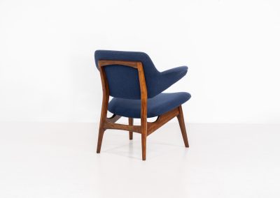 Beautiful “Pinguin” armchair by Louis van Teeffelen for Wébé (The Netherlands, 1950s). This stunning and organically shaped chair features a solid teak frame and very comfortable cushions. It was recently reupholstered in a vivid blue color and is in very good condition with only minimal wear on the armrests.