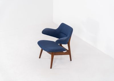 Beautiful “Pinguin” armchair by Louis van Teeffelen for Wébé (The Netherlands, 1950s). This stunning and organically shaped chair features a solid teak frame and very comfortable cushions. It was recently reupholstered in a vivid blue color and is in very good condition with only minimal wear on the armrests.