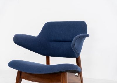 Beautiful “Pinguin” armchair by Louis van Teeffelen for Wébé (The Netherlands, 1950s). This stunning and organically shaped chair features a solid teak frame and very comfortable cushions. It was recently reupholstered in a vivid blue color and is in very good condition with only minimal wear on the armrests.