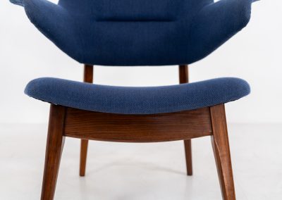 Beautiful “Pinguin” armchair by Louis van Teeffelen for Wébé (The Netherlands, 1950s). This stunning and organically shaped chair features a solid teak frame and very comfortable cushions. It was recently reupholstered in a vivid blue color and is in very good condition with only minimal wear on the armrests.