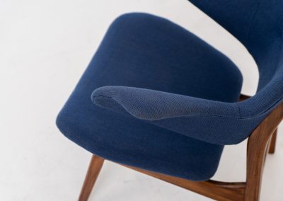 Beautiful “Pinguin” armchair by Louis van Teeffelen for Wébé (The Netherlands, 1950s). This stunning and organically shaped chair features a solid teak frame and very comfortable cushions. It was recently reupholstered in a vivid blue color and is in very good condition with only minimal wear on the armrests.