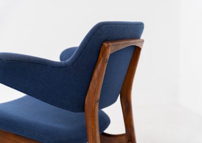 Beautiful “Pinguin” armchair by Louis van Teeffelen for Wébé (The Netherlands, 1950s). This stunning and organically shaped chair features a solid teak frame and very comfortable cushions. It was recently reupholstered in a vivid blue color and is in very good condition with only minimal wear on the armrests.