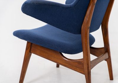 Beautiful “Pinguin” armchair by Louis van Teeffelen for Wébé (The Netherlands, 1950s). This stunning and organically shaped chair features a solid teak frame and very comfortable cushions. It was recently reupholstered in a vivid blue color and is in very good condition with only minimal wear on the armrests.