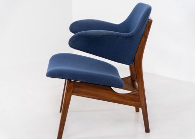 Beautiful “Pinguin” armchair by Louis van Teeffelen for Wébé (The Netherlands, 1950s). This stunning and organically shaped chair features a solid teak frame and very comfortable cushions. It was recently reupholstered in a vivid blue color and is in very good condition with only minimal wear on the armrests.