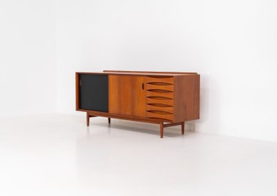 Rare “OS29” sideboard by Arne Vodder for Sibast (Denmark, 1950s). This highly important and collectible masterpiece by Arne Vodder is a rarity to find in good condition. The OS29 has perfect proportions, beautiful aesthetics and a high quality finish. It is crafted out of teak and features a turnable black door, 5 bow tie shaped drawers, adjustable shelves and a raised back edge. This piece remains in very good condition with a few small repair marks and using traces, as shown on the pictures. It is marked and stamped by the maker.