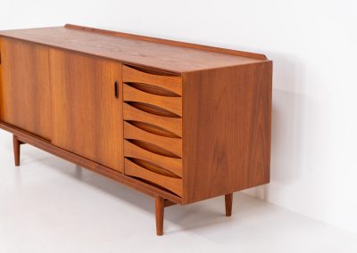Rare “OS29” sideboard by Arne Vodder for Sibast (Denmark, 1950s). This highly important and collectible masterpiece by Arne Vodder is a rarity to find in good condition. The OS29 has perfect proportions, beautiful aesthetics and a high quality finish. It is crafted out of teak and features a turnable black door, 5 bow tie shaped drawers, adjustable shelves and a raised back edge. This piece remains in very good condition with a few small repair marks and using traces, as shown on the pictures. It is marked and stamped by the maker.
