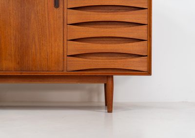 Rare “OS29” sideboard by Arne Vodder for Sibast (Denmark, 1950s). This highly important and collectible masterpiece by Arne Vodder is a rarity to find in good condition. The OS29 has perfect proportions, beautiful aesthetics and a high quality finish. It is crafted out of teak and features a turnable black door, 5 bow tie shaped drawers, adjustable shelves and a raised back edge. This piece remains in very good condition with a few small repair marks and using traces, as shown on the pictures. It is marked and stamped by the maker.